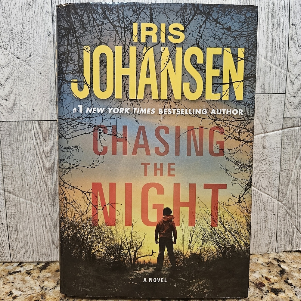 Chasing The Night Hardcover Book Iris Johansen A Novel 🌙